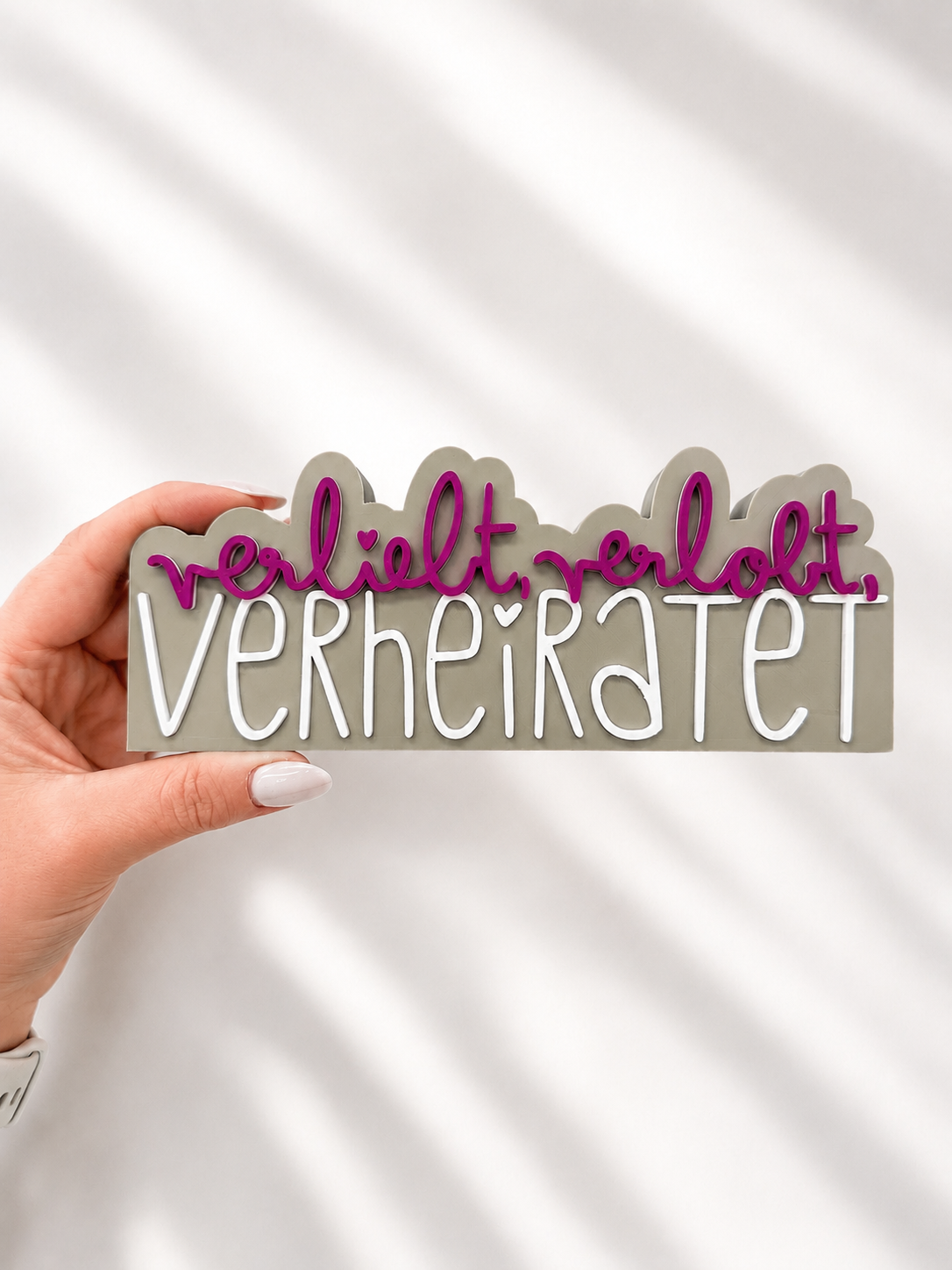 Schriftzug verliebt, verlobt, verheiratet