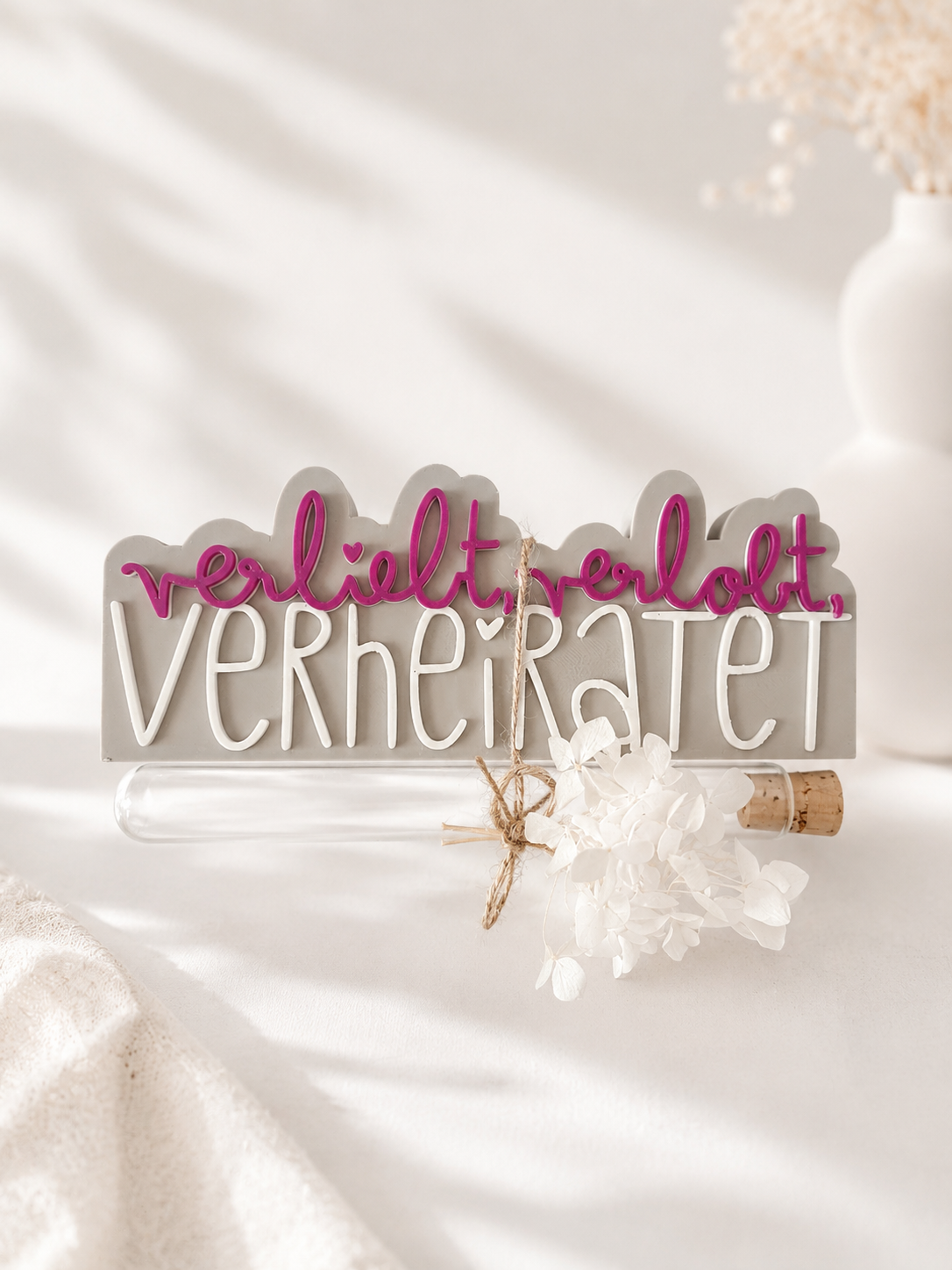 Schriftzug verliebt, verlobt, verheiratet