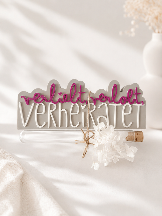 Schriftzug verliebt, verlobt, verheiratet