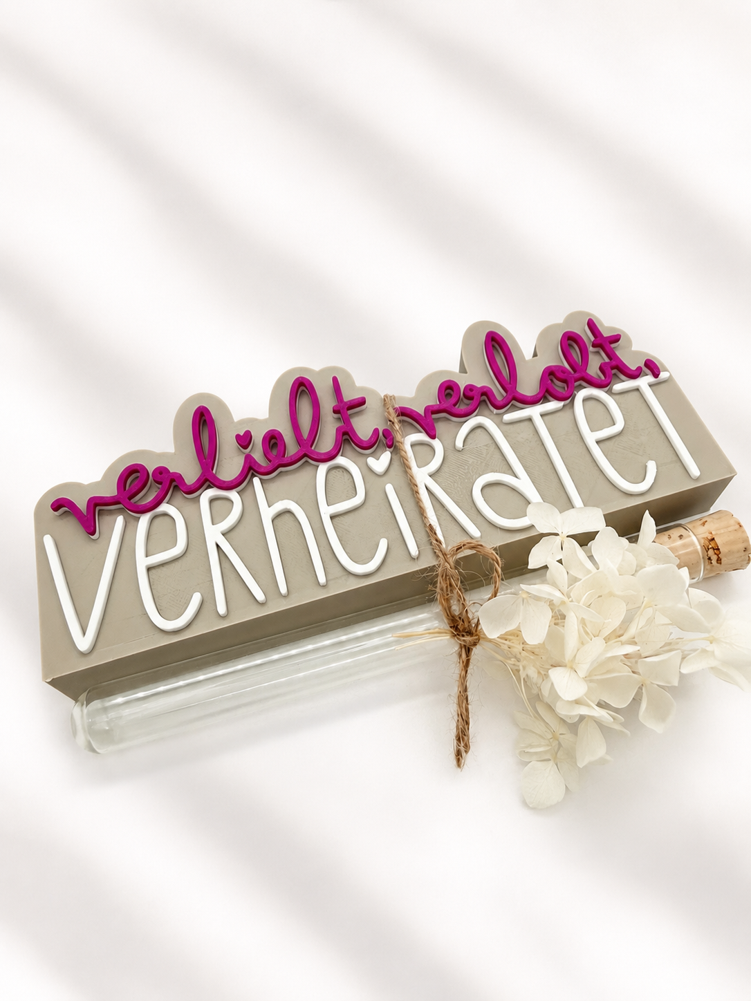 Schriftzug verliebt, verlobt, verheiratet
